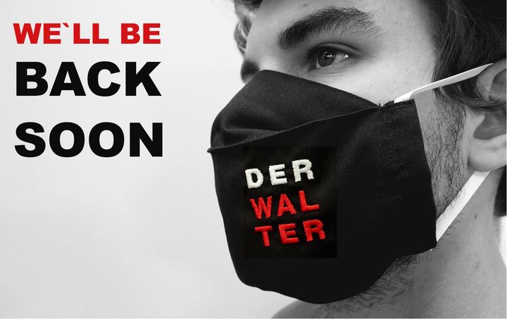 Nahaufnahme eines jungen Mannes mit einem Mund Nasen Schutz, der mit dem logo - Der WALTER - bestickt ist.